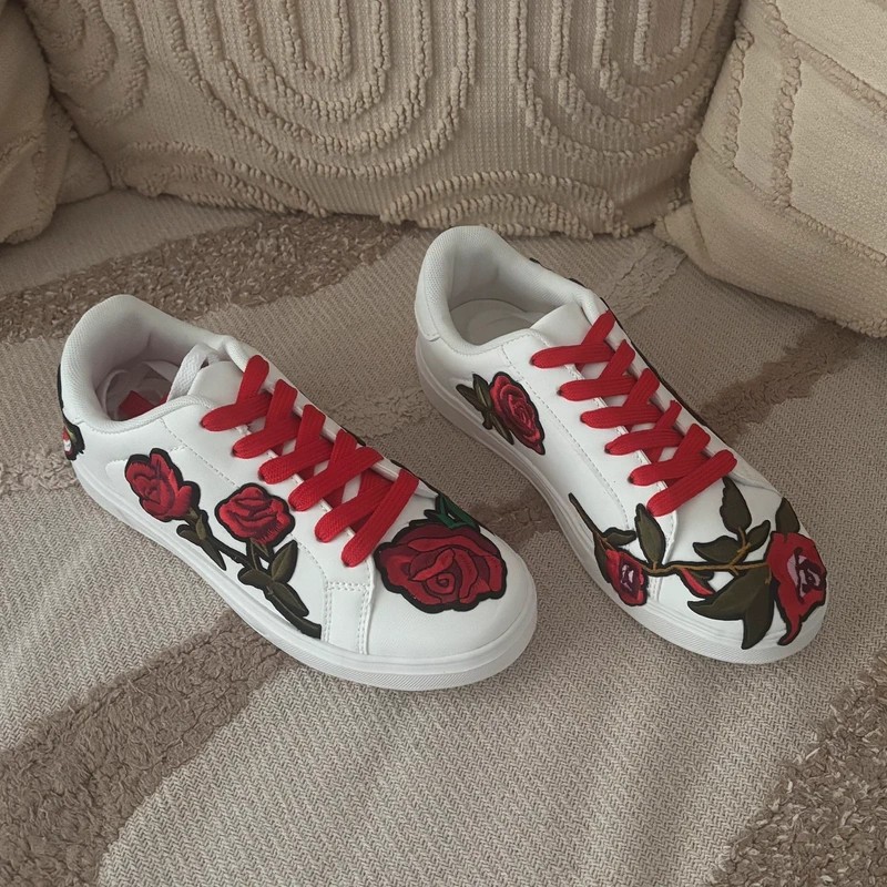 Rosetta Shoes — paire de baskets blanches brodées de roses rouges, vue de face