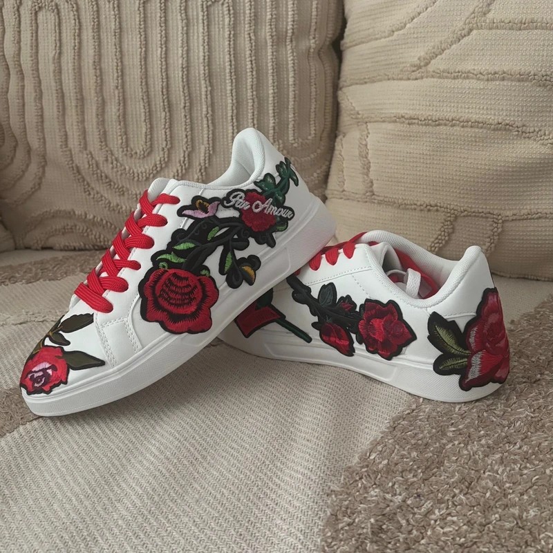 Rosetta Shoes — vue latérale, broderies de roses rouges et mention Par Amour