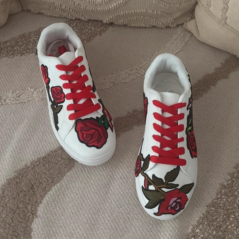 Rosetta Shoes — vue plongeante, baskets blanches et lacets rouges