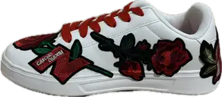 Baskets blanches customisées — broderies de roses par Antoine Masia — gauche