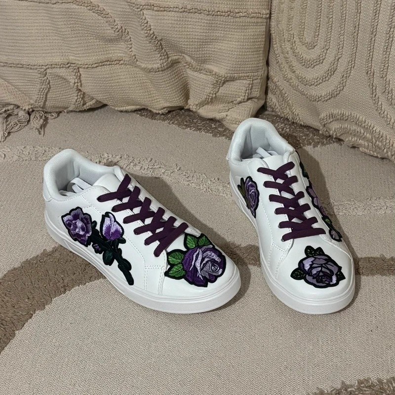 Violetta Shoes — paire vue de face, broderies florales violettes et lacets assortis
