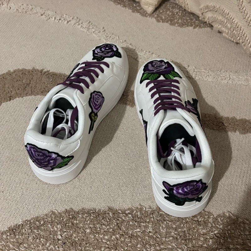 Violetta Shoes — vue du dessus, paire brodée de roses violettes sur fond beige