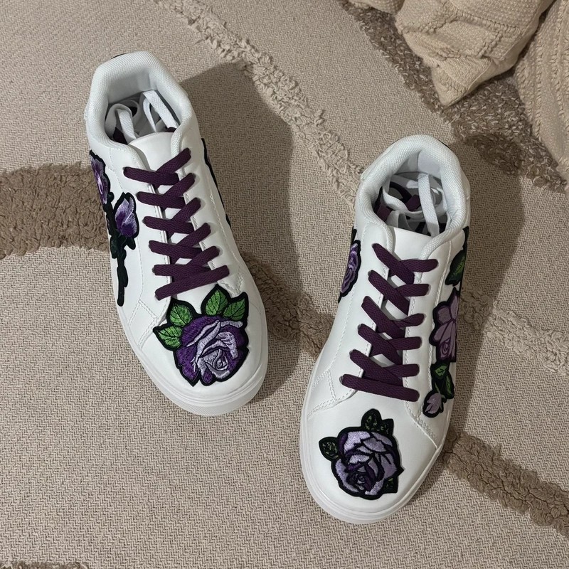Violetta Shoes — vue plongeante, baskets blanches et lacets violets